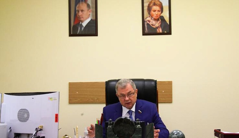 Анатолий Артамонов провел совещание, по вопросам противодействия "серым" зарплатам