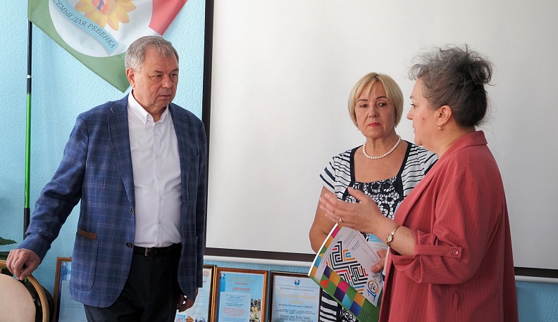 Анатолий Артамонов встретился в Калуге с представителями приемных семей области