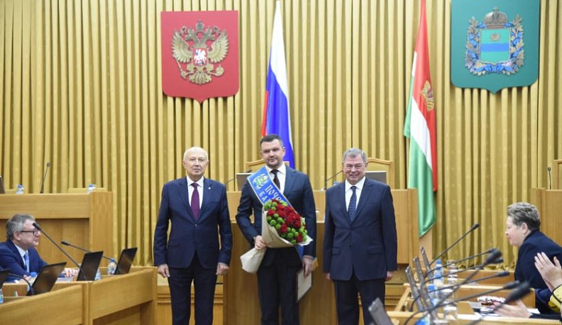 Анатолий Артамонов вручил знак Почетного гражданина Калужской области Максиму Акимову