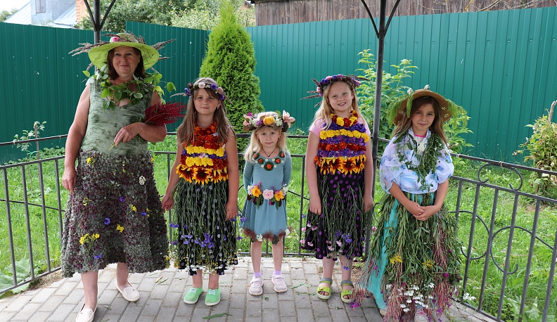 В моде - платья из лопухов, васильков и ромашек