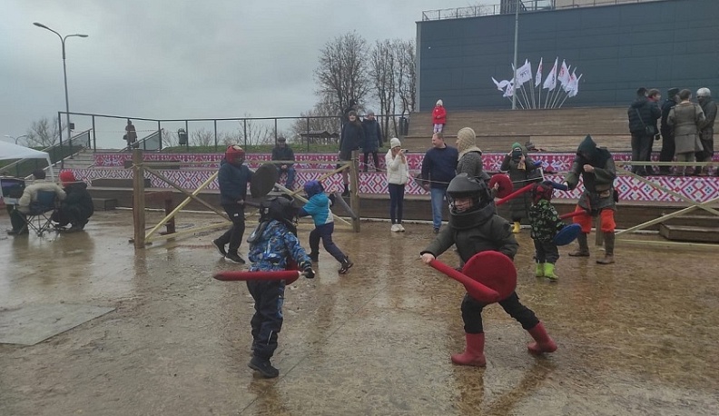 На фестивале «УграФест» калужан научили сражаться на мечах, стрелять из лука и метать копьё