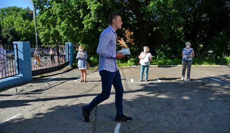 Калужские выпускники показали высокие результаты в первый день ЕГЭ