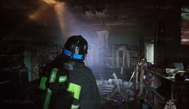 В деревне под Людиновом загорелся магазин