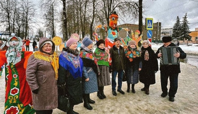 Жители Кировского района проводили зиму с песнями и танцами