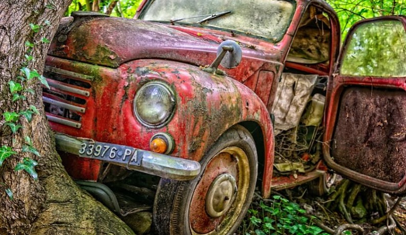 Пенсионерка на "Ниссане" врезалась в дерево