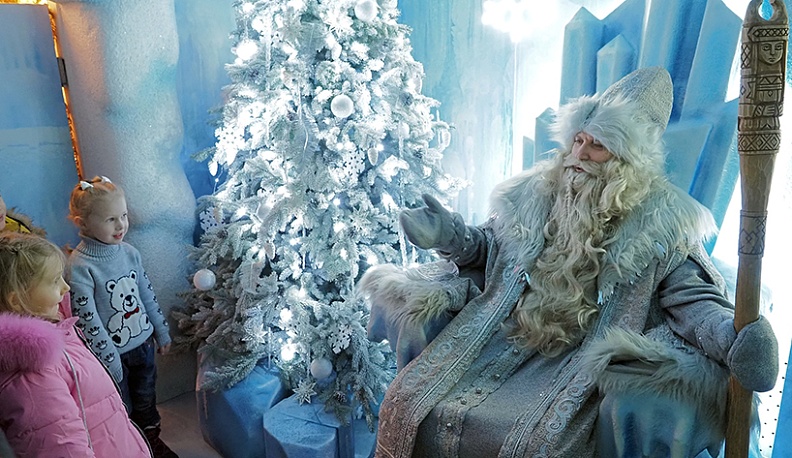 Дед Трескун, который отвечает за зимнюю погоду и колдует метели, стужи, занял в поезде целый вагон. Детям он представился как дальний родственник Деда Мороза. Его хоромы изнутри украшены инеем и сосульками. Дед Трескун дружелюбный, но грубиянов грозится п