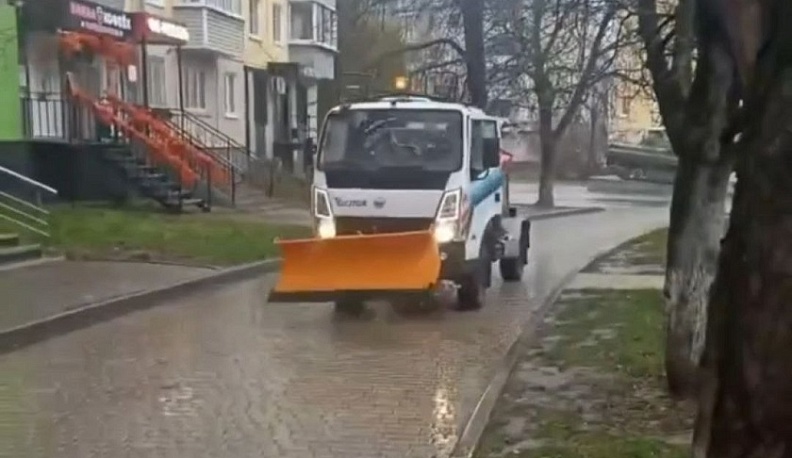 Коммунальщики Калуги борются с гололедом на тротуарах с помощью новой техники