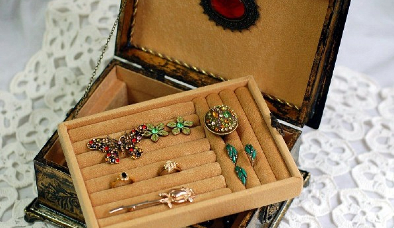 В Калуге двое мужчин опоили знакомую и украли её украшения