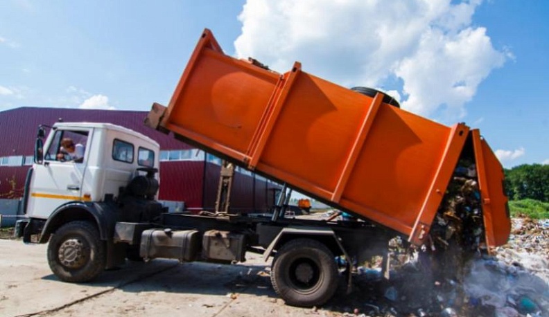 В Калуге дезинфицируют транспорт для вывоза мусора