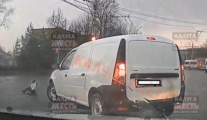 В Калуге 5-летняя девочка выпала из машины на проезжую часть