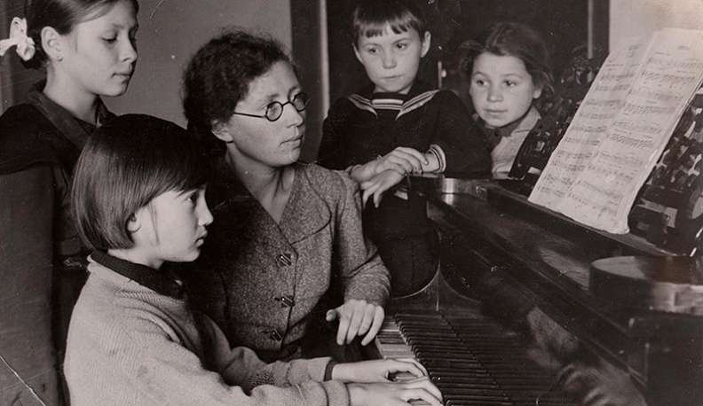 Бессаренко Н.Н.г-1947 её класс  там Всесвятская.