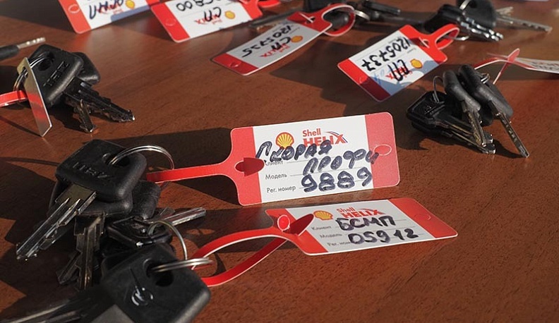 Губернатор вручил медикам ключи от 10 новых карет скорой помощи