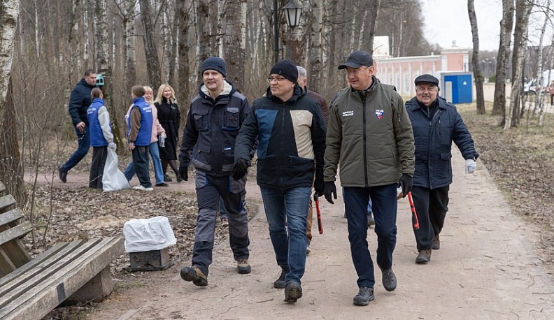 Субботник в калужском Губернском парке прошел с участием  Владислава Шапши