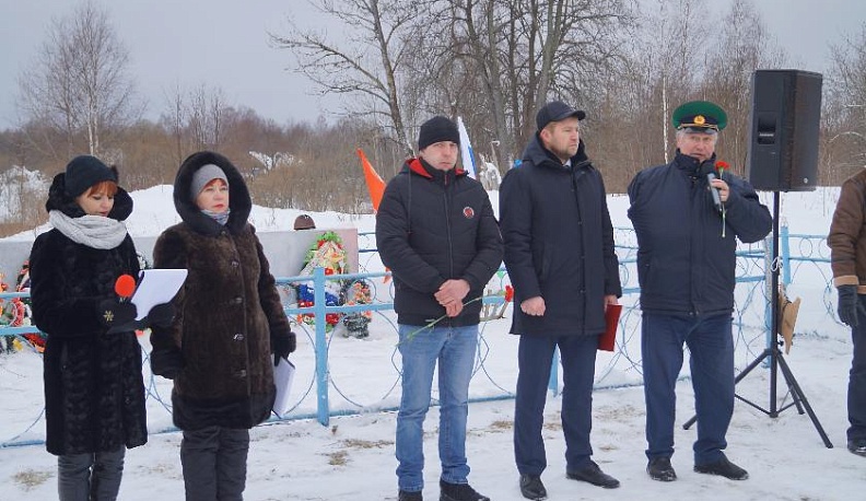 Отдавая почести, замерев, стоят…