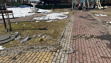 Оголенные провода убрали с детской площадки в Ферзикове по просьбе жителя