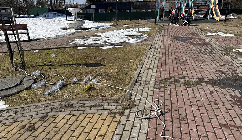 Оголенные провода убрали с детской площадки в Ферзикове по просьбе жителя