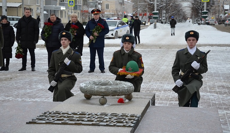 Участники всероссийской «Вахты Памяти-2023» возложили цветы к Вечному огню в Калуге