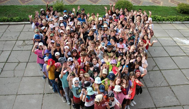 В детском лагере под Калугой пошла акция в поддержку Олимпийских чемпионок по художественной гимнастике Дины и Арины Авериных