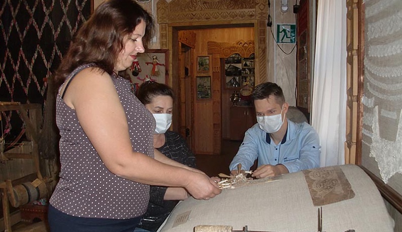 Калужан учили плести кружево на коклюшках