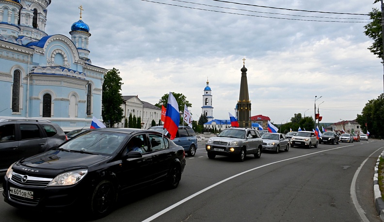 В Малоярославецком районе прошел автопробег в поддержку армии и Президента