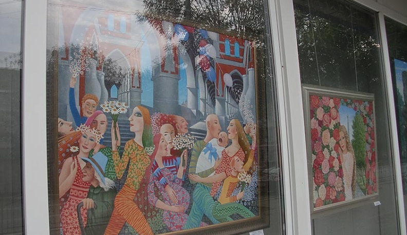 В витринах калужского Дома художника выставили картины Алексея Голубева 