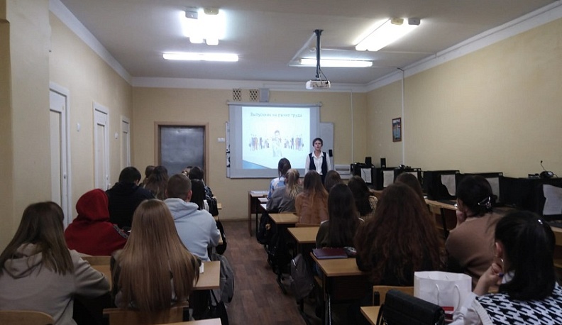 Специалисты кадрового центра встретились с выпускниками колледжа экономики и технологий