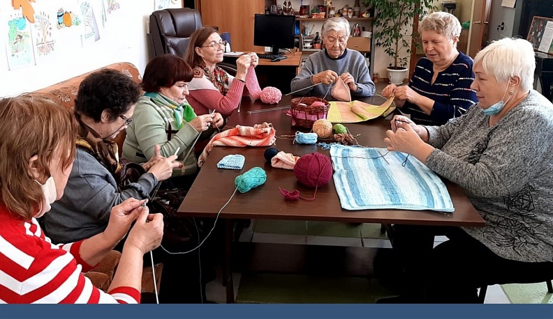Серебряные волонтеры связали около 20 шапочек и несколько пледов для недоношенных детей