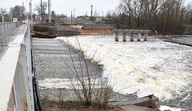 Замгубернатора Ольга Иванова проинспектировала строительство моста в Людинове