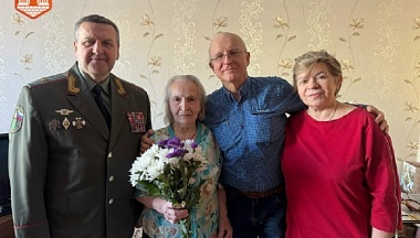 В Калужской области поздравили ветерана строительной отрасли с 95-летием