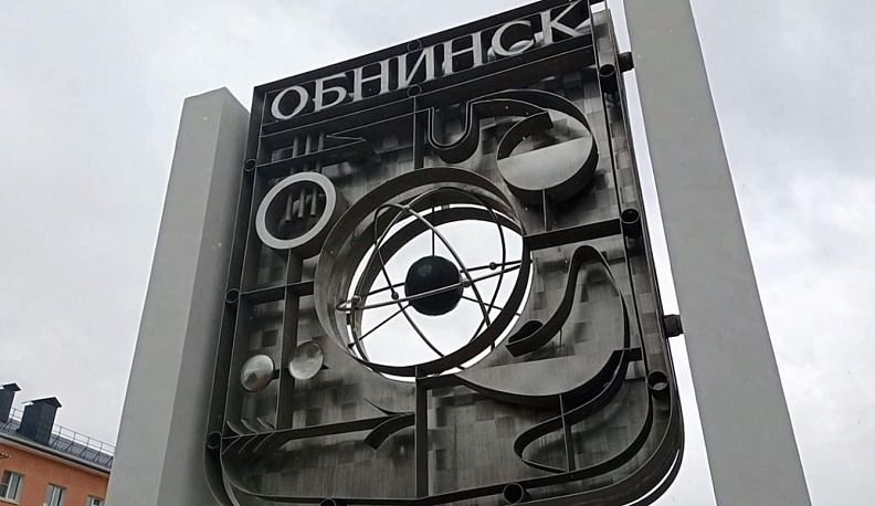 В Обнинске «Ауди» после столкновения с «Фольксвагеном» врезался в остановку