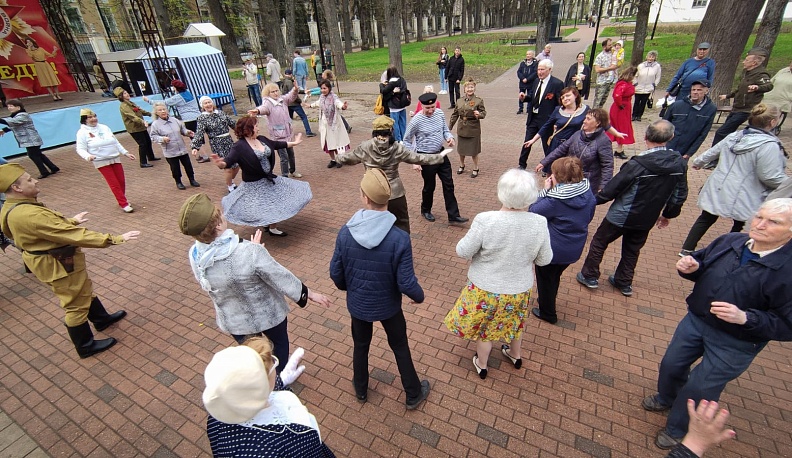 Калужане пришли гулять в парк, несмотря на непогоду