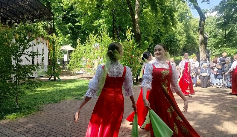 Калужане встретили Троицу большим хороводом