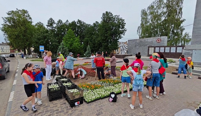 У Вечного огня в Боровске высадили 7,5 тысячи растений