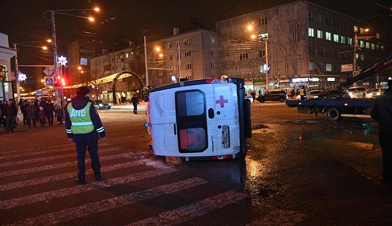 В центре Калуги перевернулась машина скорой помощи