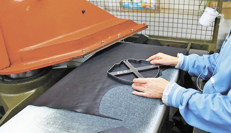 На обувной фабрике «Ромер» мастера начали производить берцы по собственному дизайну