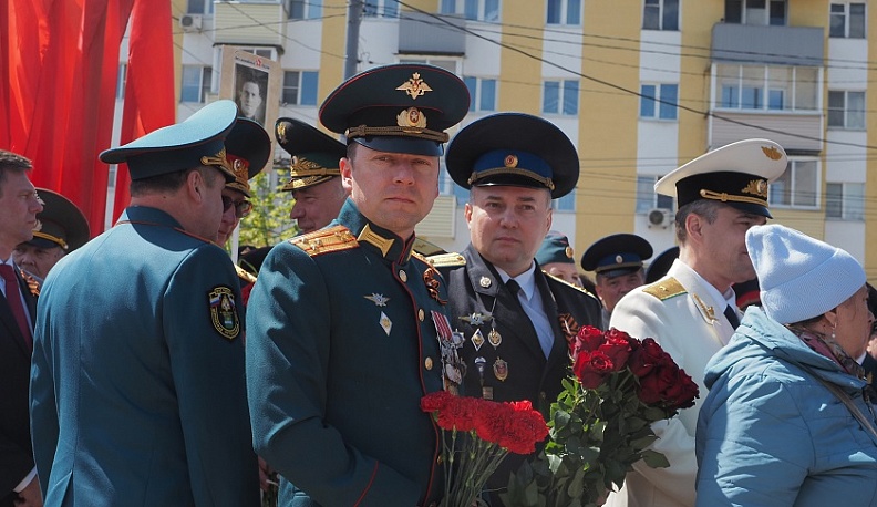 Несколько сотен калужан почтили память павших в Великой Отечественной войне у Вечного огня в областной столице