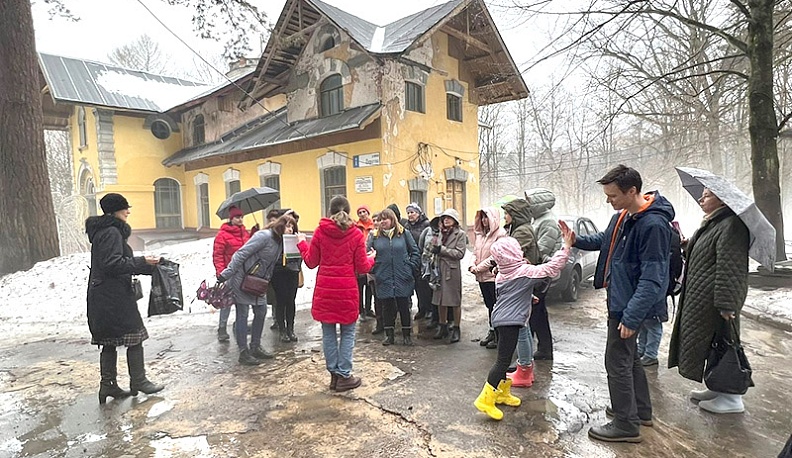 Наталья Цокур ведет экскурсию по усадьбе Турлики-Михайловское (Морозовская дача).
