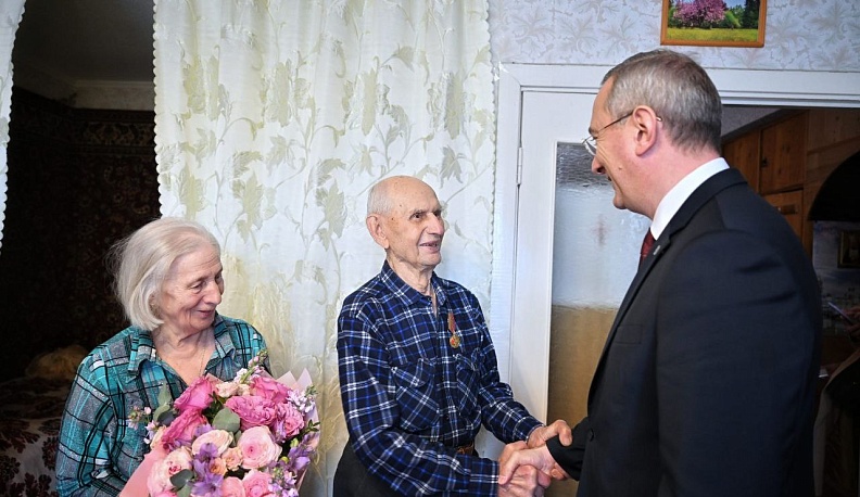 Владислав Шапша вручил юбилейную медаль ветерану из Обнинска