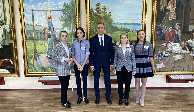 Владиславу Шапше показали уникальные картины в селе Брынь