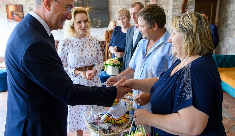 В одну семью