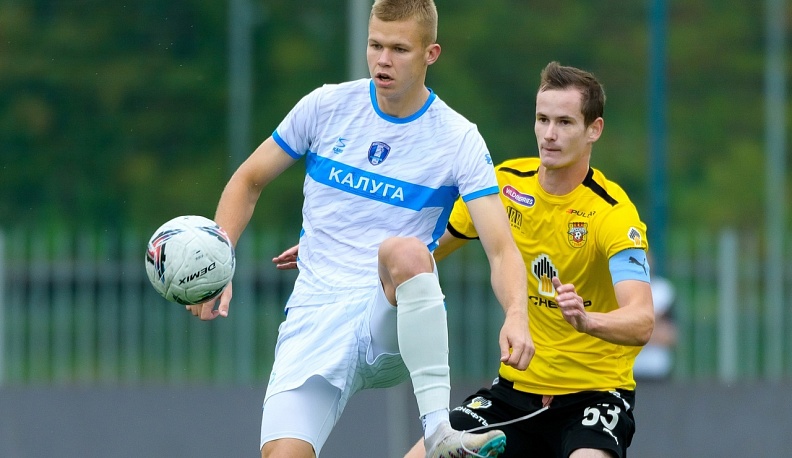 Калужские футболисты сыграли нулевую ничью и сохранили первое место в таблице