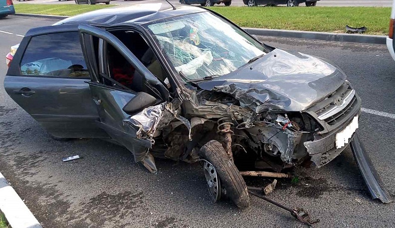 В центре Обнинска Лада Приора влетела в столб