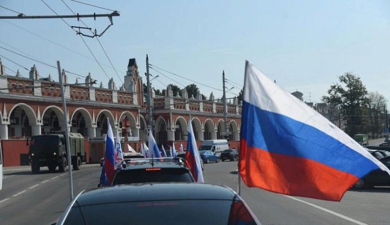 День российского флага в Калуге отметили автопробегом