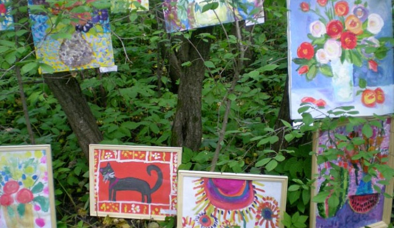 Старинный сад в Тарусском районе вновь украсили «Картины на деревьях» 