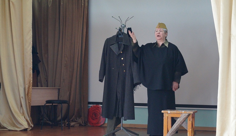 Хвастовичский народный театр выступил перед учениками сельской школы