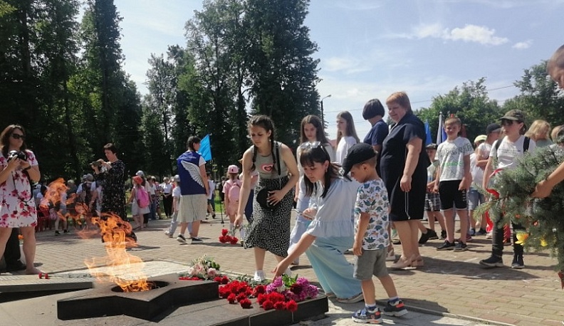 В День памяти и скорби жители Думиничей собрались на Мемориале у Вечного огня