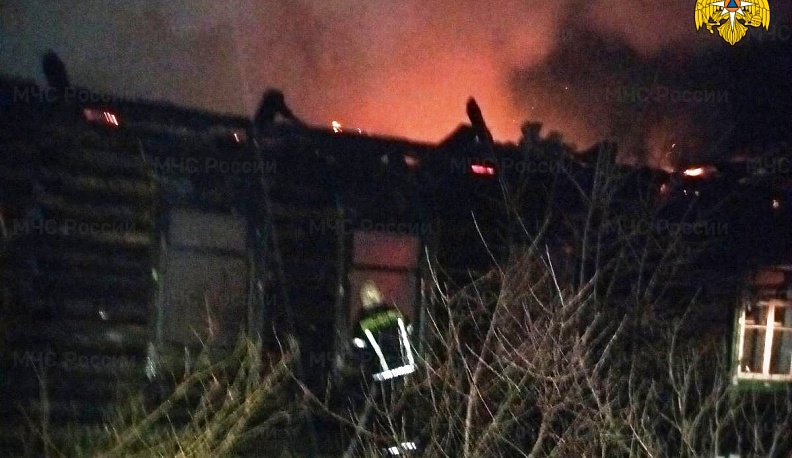 В Калужской области сгорел жилой дом на 3 квартиры