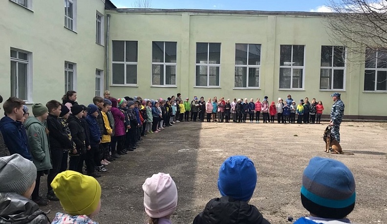 В калужской школе прошел урок мужества, связанный с кинологией