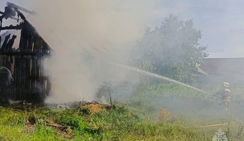 В Хвастовичах ликвидирован пожар в хозяйственной постройке  