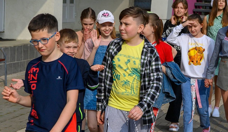 Владислав Шапша поздравил детей в лагере «Сокол» с началом каникул